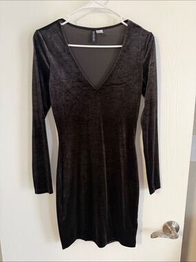 Divided Black Velvet Long-Sleeve V-Neck Dress